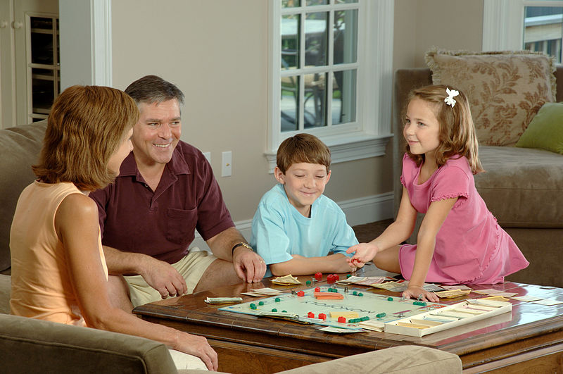 800px-Family_playing_a_board